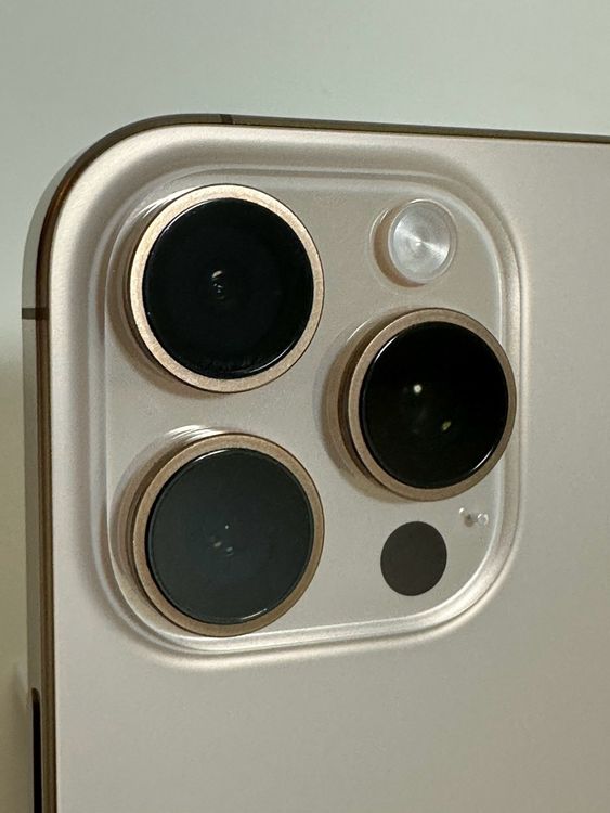 ���Хåƥ꡼92% SIM�ե꡼ iPhone16Pro 128GB �ǥ����ȥ����˥���