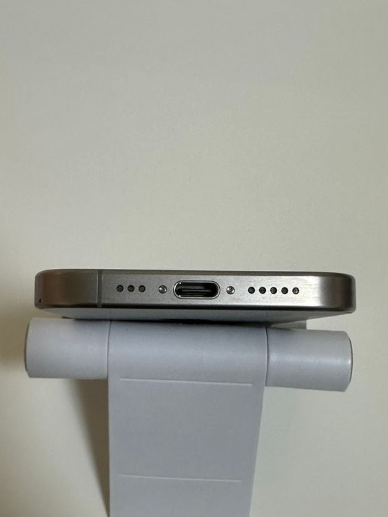 ���Хåƥ꡼100�� SIM�ե꡼ iPhone15Pro 256GB �ʥ���������˥���