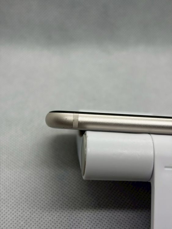 ���Хåƥ꡼84% SIM�ե꡼ iPhoneSE ��3���� 64GB �������饤��