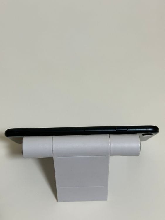 ��SIM�ե꡼ iPhoneSE ��3���� 128GB �ߥåɥʥ���