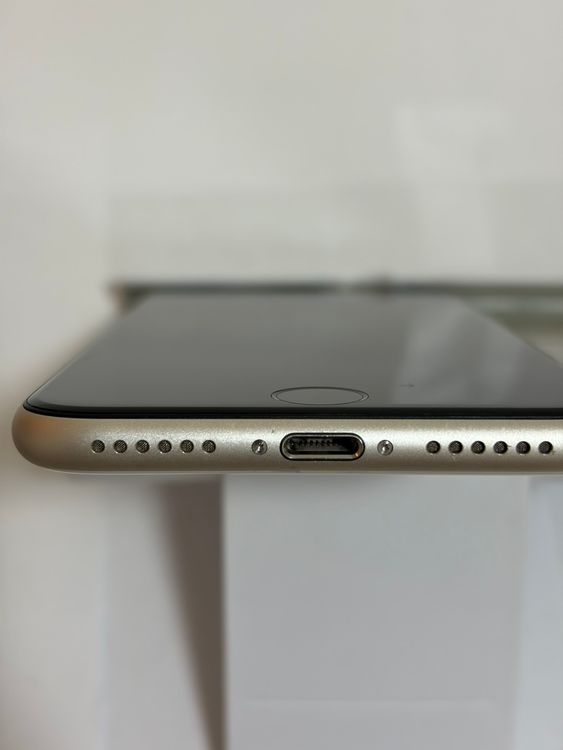 ��Ķ���� �Хåƥ꡼84% SIM�ե꡼ iPhoneSE ��3���� 64GB �������饤��