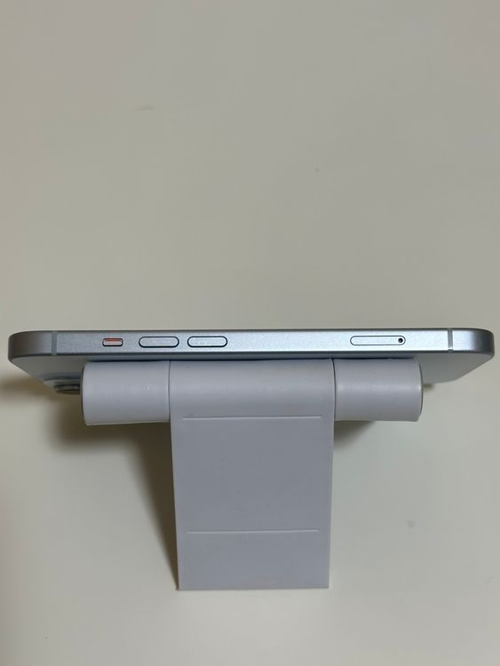 ���Хåƥ꡼81% SIM�ե꡼ iPhone15 128GB �֥롼