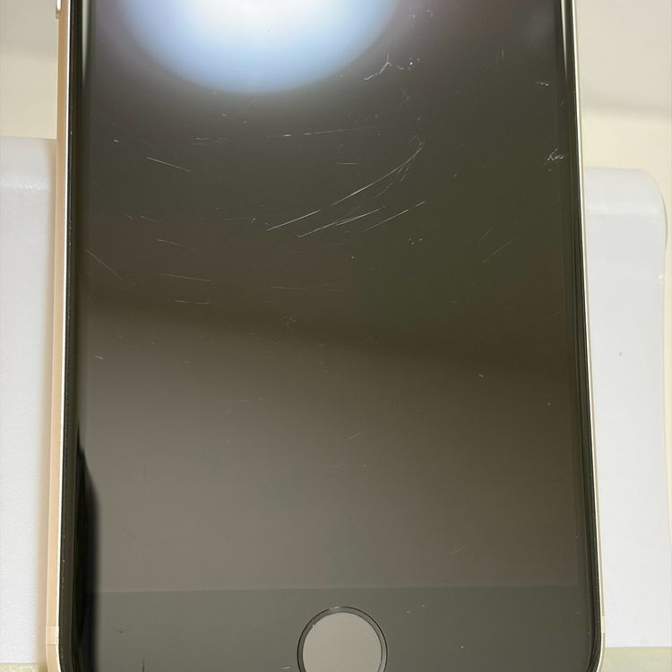 ���Хåƥ꡼93% SIM�ե꡼ iPhoneSE ��3���� 64GB �������饤��