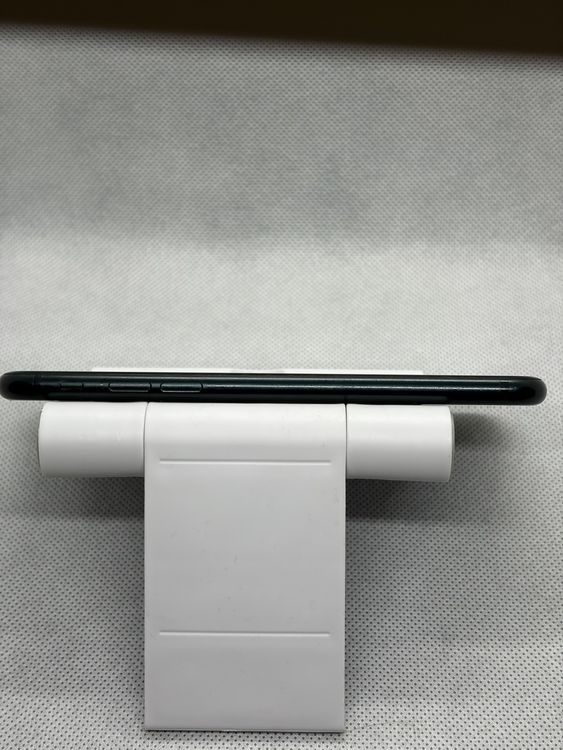 ��SIM�ե꡼ iPhoneSE ��3���� 128GB �ߥåɥʥ��� �Хåƥ꡼81%