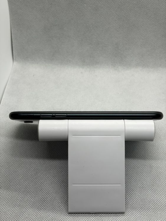 ���Хåƥ꡼87% ���� SIM�ե꡼ iPhoneSE ��3���� 64GB �ߥåɥʥ���