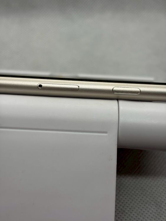 ��SIM�ե꡼ iPhoneSE ��3���� 128GB �������饤�� �Хåƥ꡼82%