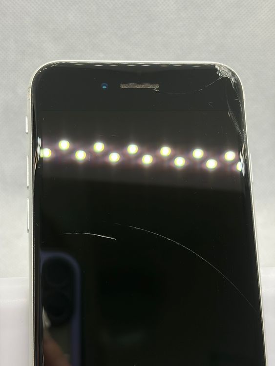 ���Хåƥ꡼83% SIM�ե꡼ iPhoneSE ��2���� 256GB �ۥ磻��