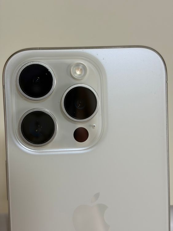 ���Хåƥ꡼85% SIM�ե꡼ iPhone15Pro 256GB �ۥ磻�ȥ����˥���