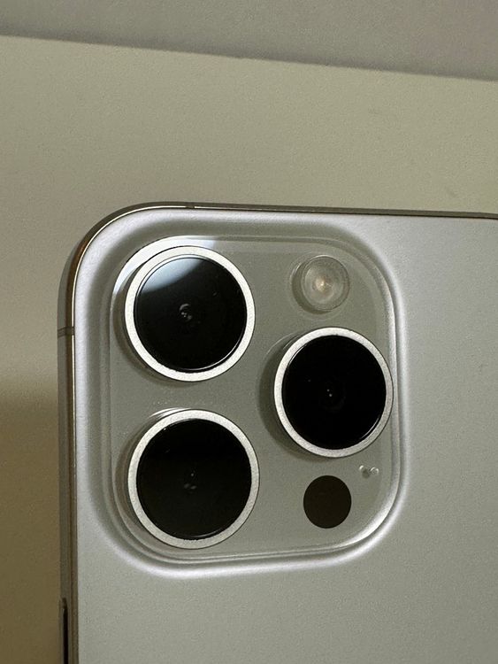 ��SIM�ե꡼ iPhone15Pro 128GB �ۥ磻�ȥ����˥���