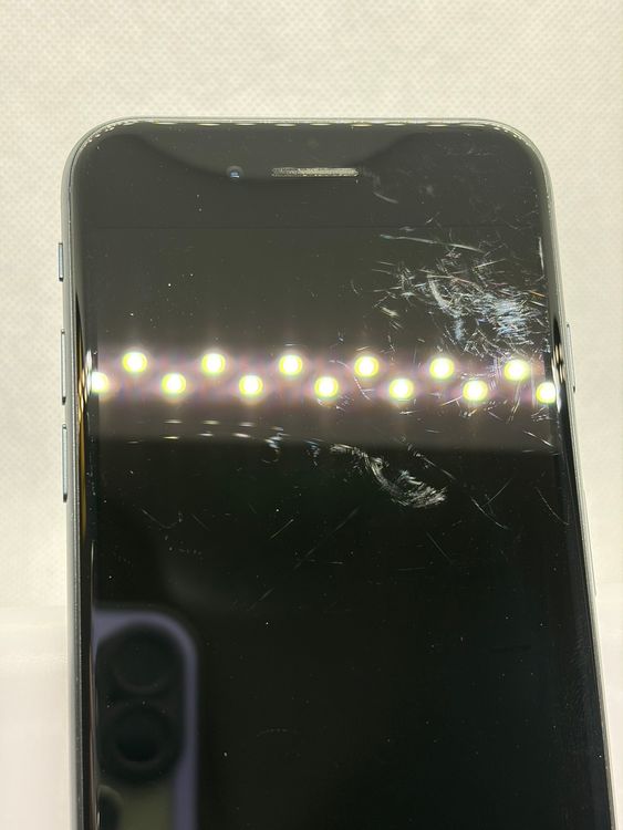 ���Хåƥ꡼89% SIM�ե꡼ iPhoneSE ��3���� 128GB �ߥåɥʥ���