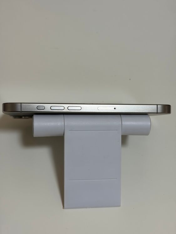 ������Ʊ�� �Хåƥ꡼80% SIM�ե꡼ iPhone15Pro 128GB �ʥ���������˥���