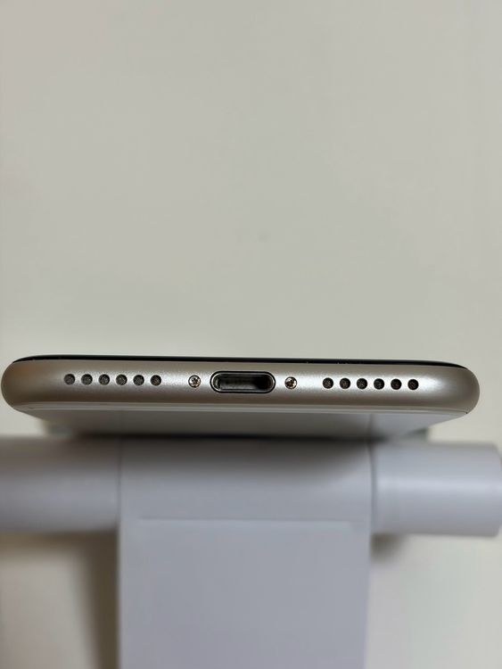 ���Хåƥ꡼84% SIM�ե꡼ iPhoneSE ��3���� 64GB �������饤��