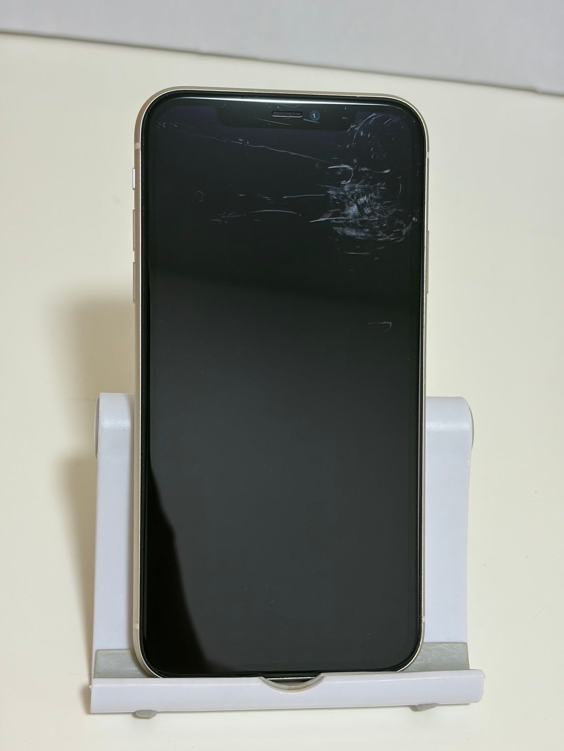 美品 SIMフリー iPhone11 64GB 1598 ホワイト 電池新品 Amazon