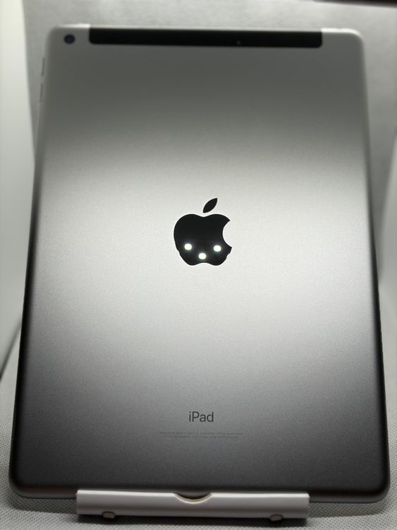 ������Ʊ�� SIM�ե꡼ iPad ��6���� 32GB ���졼