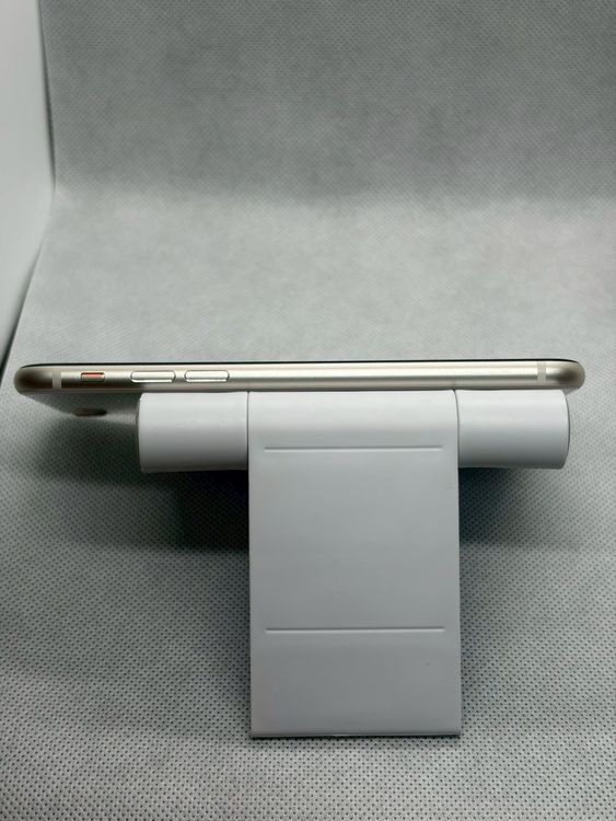 ������ SIM�ե꡼ iPhoneSE ��3���� 64GB �������饤�� �Хåƥ꡼81%