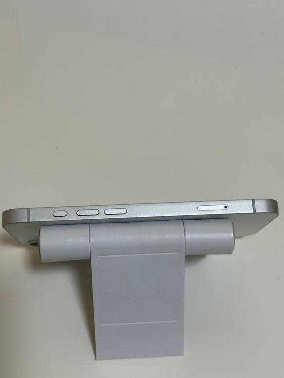 ������Ʊ�� �Хåƥ꡼100% SIM�ե꡼ iPhone16e 256GB �ۥ磻��
