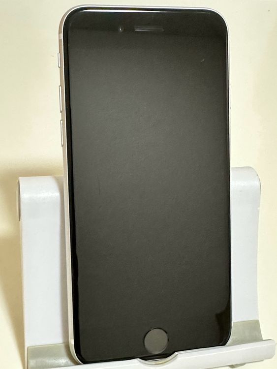 ���Хåƥ꡼80% SIM�ե꡼ iPhoneSE ��2���� 64GB �ۥ磻��