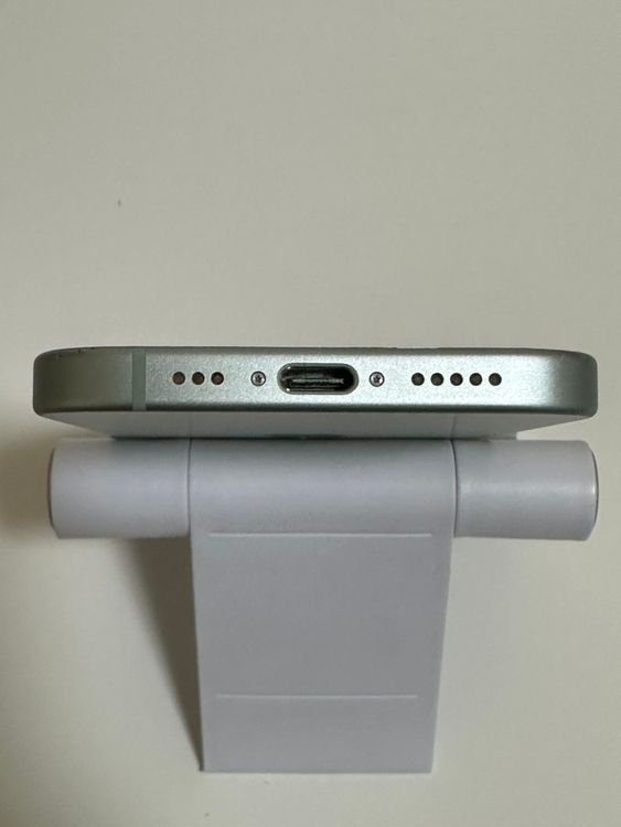 ���Хåƥ꡼82% SIM�ե꡼ iPhone15 256GB ���꡼��