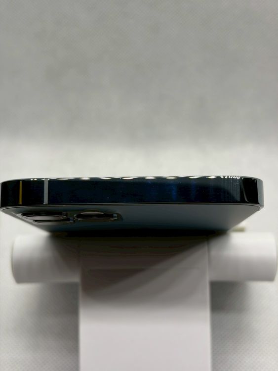���Хåƥ꡼82% ���� SIM�ե꡼ iPhone12Pro 256GB �֥롼