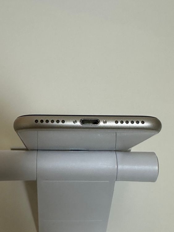 ���Хåƥ꡼82% SIM�ե꡼ iPhoneSE ��3���� 64GB �������饤��