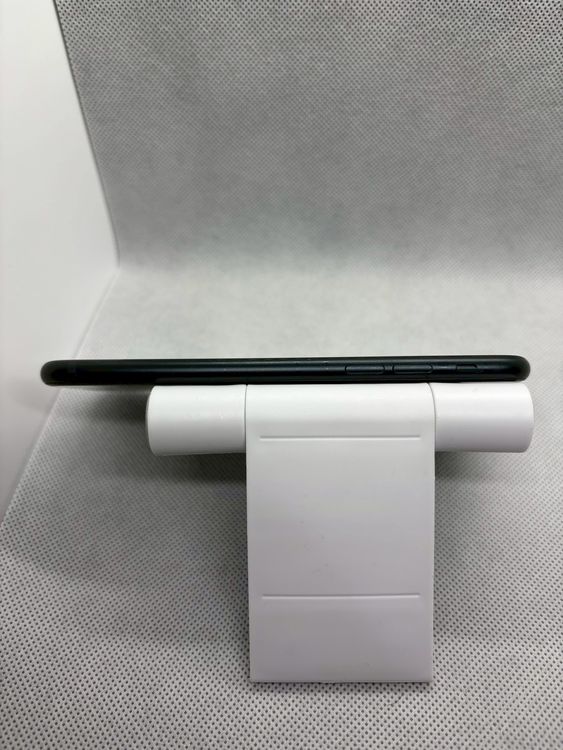 ��SIM�ե꡼ iPhoneSE ��3���� 128GB �ߥåɥʥ��� �Хåƥ꡼86%