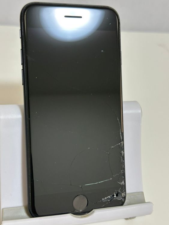 ���Хåƥ꡼80% SIM�ե꡼ iPhoneSE ��2���� 64GB �֥�å�