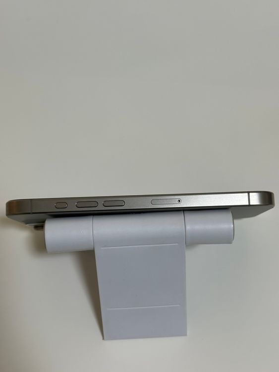 ���Хåƥ꡼100�� SIM�ե꡼ iPhone15Pro 256GB �ʥ���������˥���