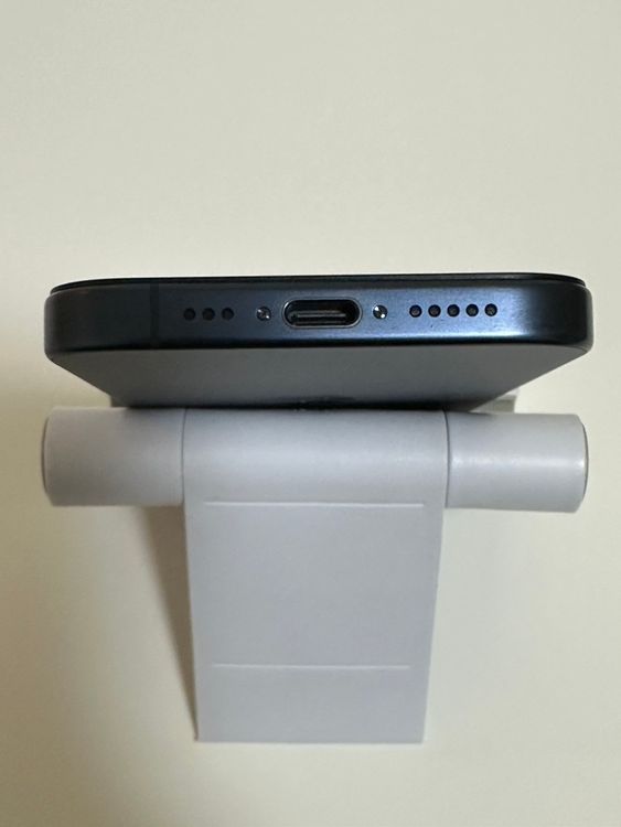 ���Хåƥ꡼84% SIM�ե꡼ iPhone15Pro 128GB �֥롼�����˥���