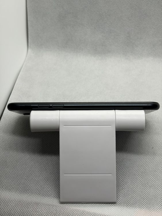 ���Хåƥ꡼93% SIM�ե꡼ iPhoneSE ��3���� 128GB �ߥåɥʥ���