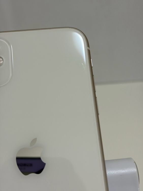 ���Хåƥ꡼81% SIM�ե꡼ iPhone11 128GB �ۥ磻��
