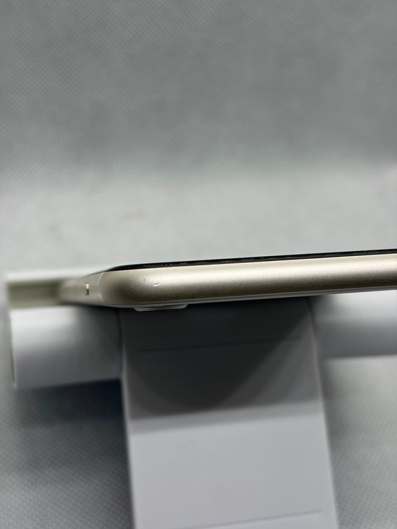 ������ SIM�ե꡼ iPhoneSE ��3���� 64GB �������饤��