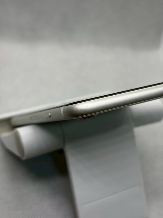 ���Хåƥ꡼84% SIM�ե꡼ iPhoneSE ��2���� 64GB �ۥ磻��
