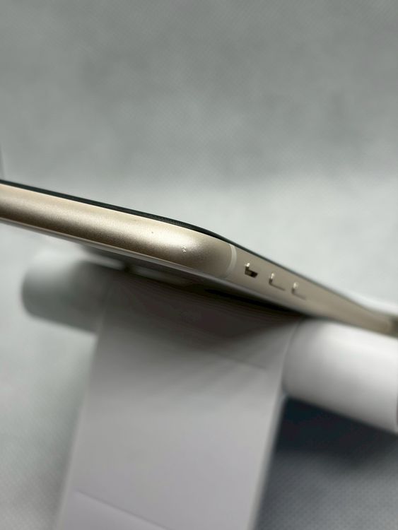 ��SIM�ե꡼ iPhoneSE ��3���� 64GB �������饤�� �Хåƥ꡼81%