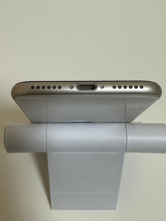 ���Хåƥ꡼84% SIM�ե꡼ iPhoneSE ��3���� 64GB �������饤��