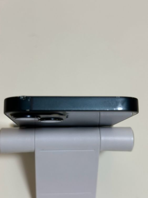 ���Хåƥ꡼84% SIM�ե꡼ iPhone13 256GB �ߥåɥʥ���