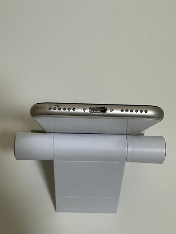 ���Хåƥ꡼85% SIM�ե꡼ iPhoneSE ��3���� 64GB �������饤��