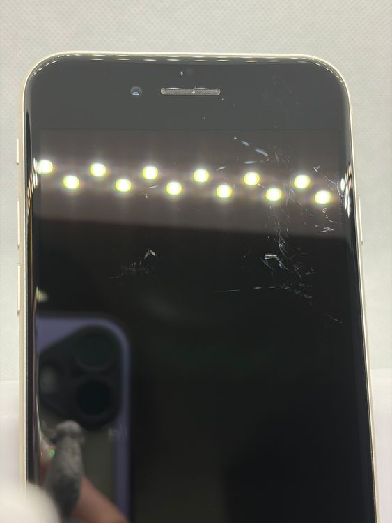 ��SIM�ե꡼ iPhoneSE ��3���� 64GB �������饤�ȡ��Хåƥ꡼80%