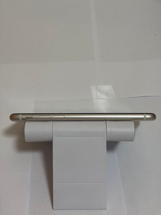 ��Ķ���� �Хåƥ꡼84% SIM�ե꡼ iPhoneSE ��3���� 64GB �������饤��