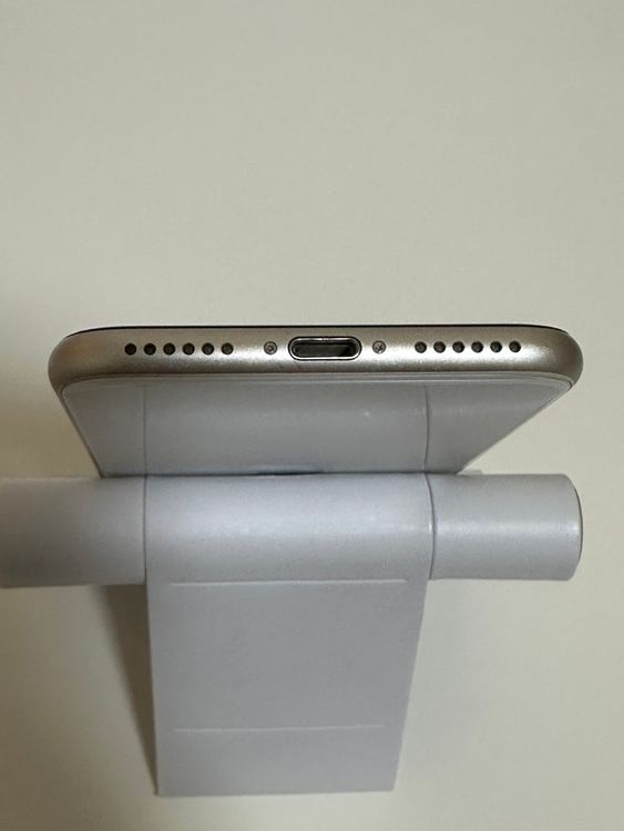���Хåƥ꡼89% SIM�ե꡼ iPhoneSE ��3���� 64GB �������饤��