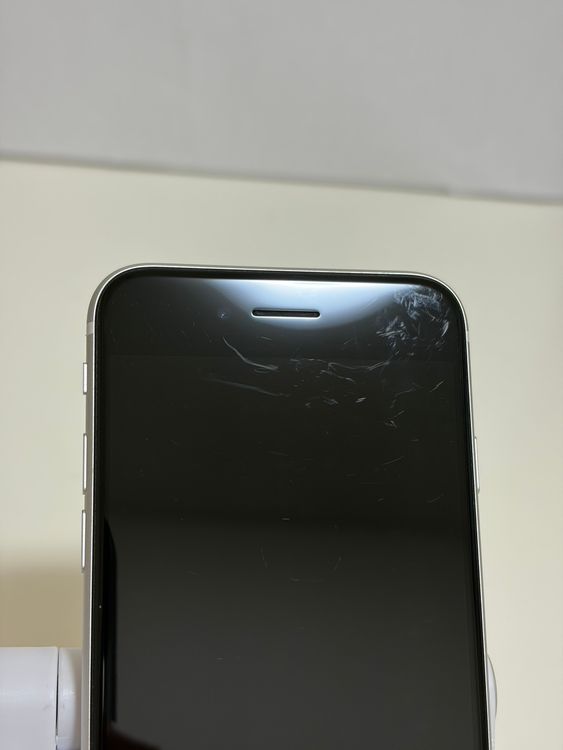 ���Хåƥ꡼83% SIM�ե꡼ iPhoneSE ��2���� 64GB �ۥ磻��
