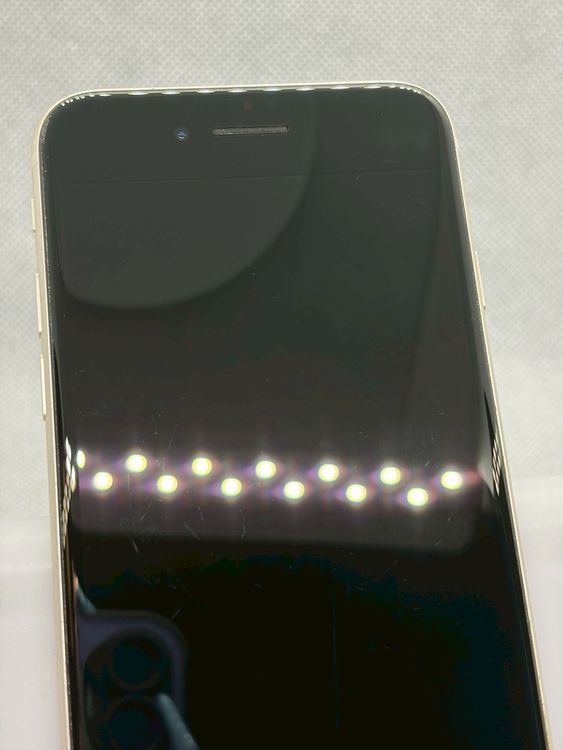 ��SIM�ե꡼ iPhoneSE ��3���� 128GB �������饤�� �Хåƥ꡼82%