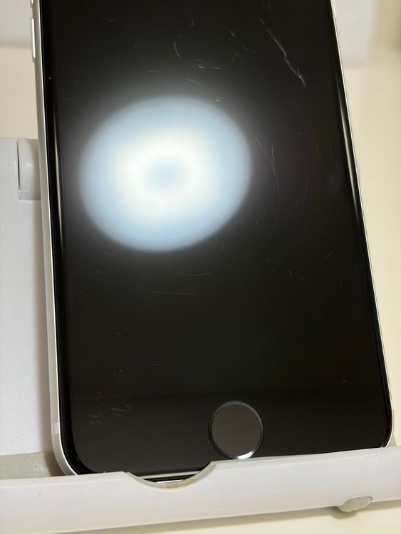���Хåƥ꡼83% SIM�ե꡼ iPhoneSE ��2���� 64GB �ۥ磻��