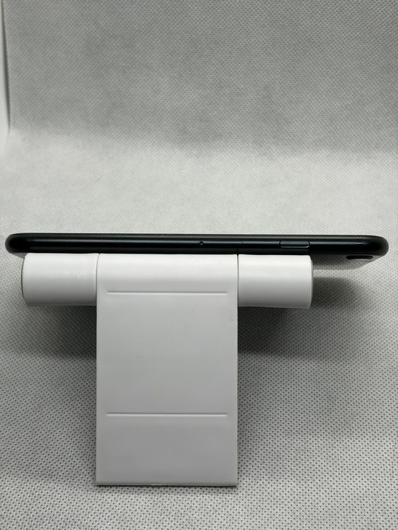 ��SIM�ե꡼ iPhoneSE ��3���� 128GB �ߥåɥʥ��� �Хåƥ꡼80%