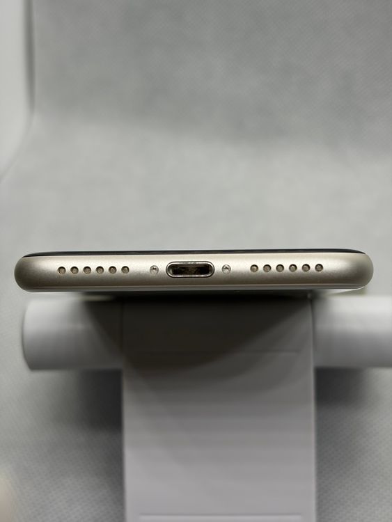 ��SIM�ե꡼ iPhoneSE ��3���� 64GB �������饤�ȡ��Хåƥ꡼80%