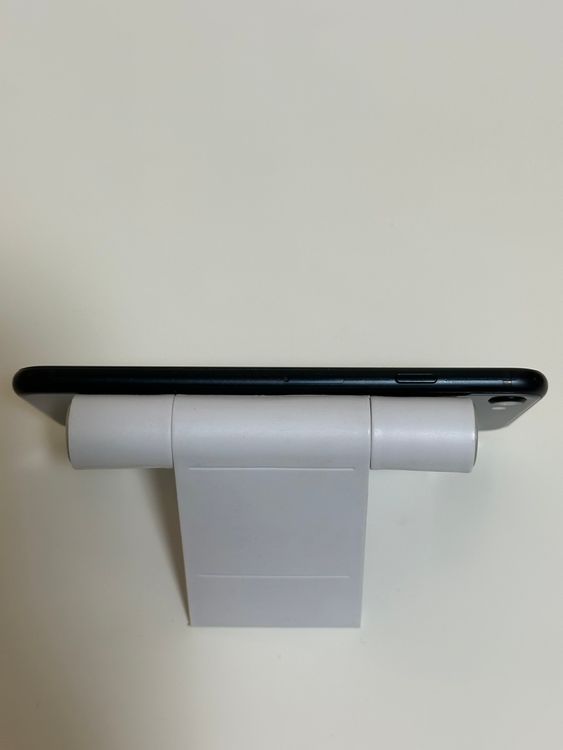 ������ SIM�ե꡼ iPhoneSE ��3���� 128GB �ߥåɥʥ���