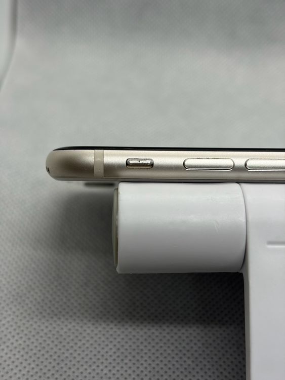 ���Хåƥ꡼91% SIM�ե꡼ iPhoneSE ��3���� 64GB �������饤��