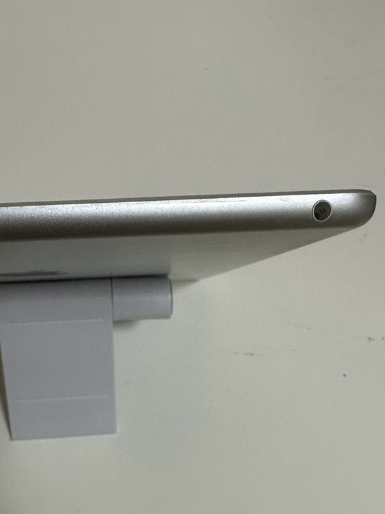 ���Хåƥ꡼97% iPad ��6���� 32GB ����С� Wi-Fi��ǥ�