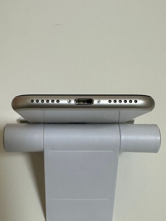 ���Хåƥ꡼85% SIM�ե꡼ iPhoneSE ��3���� 64GB �������饤��