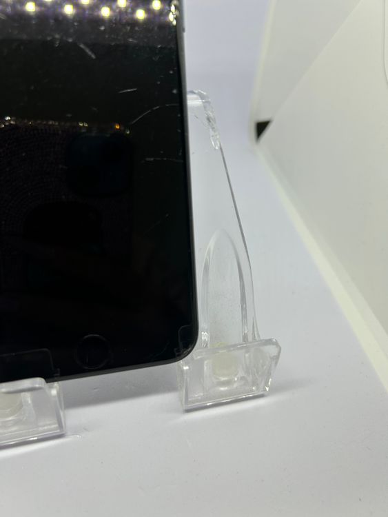��SIM�ե꡼ iPhoneSE��3����  64GB �ߥåɥʥ��� �Хåƥ꡼78%