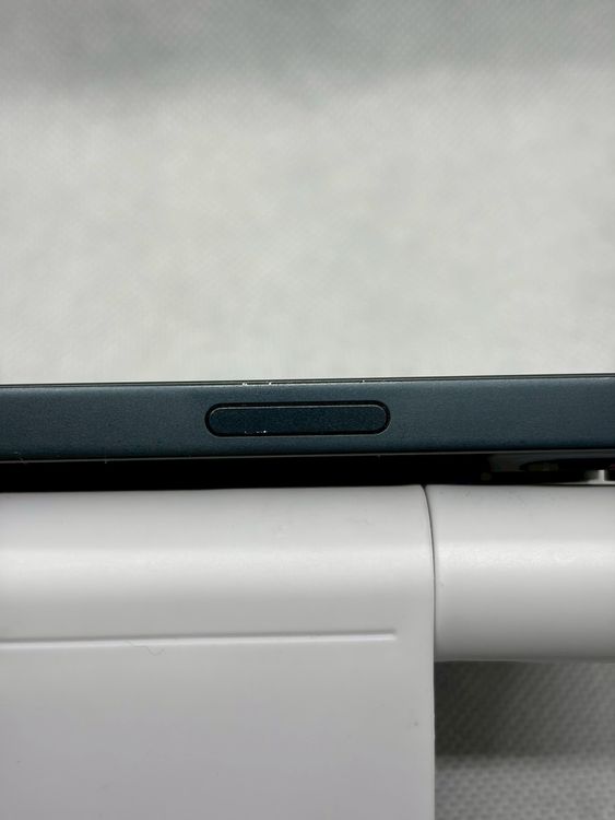 ���Хåƥ꡼81% SIM�ե꡼ iPhone14 128GB �ߥåɥʥ���